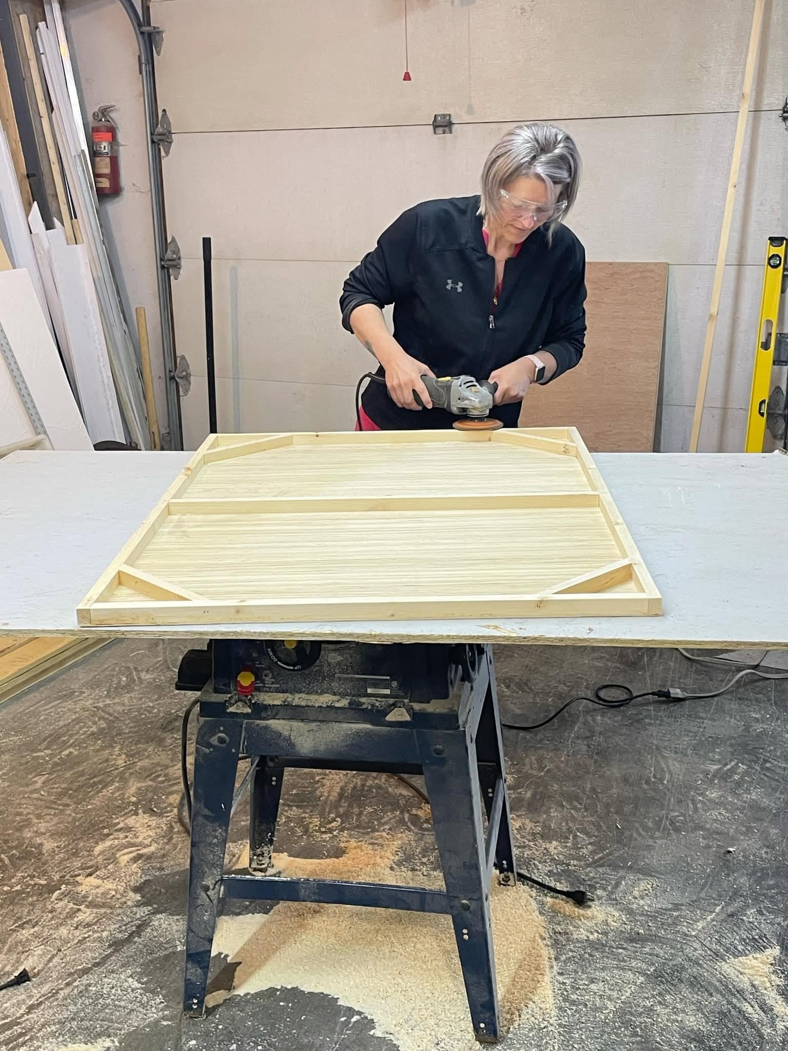 Ponçage d'un plateau de service en bois